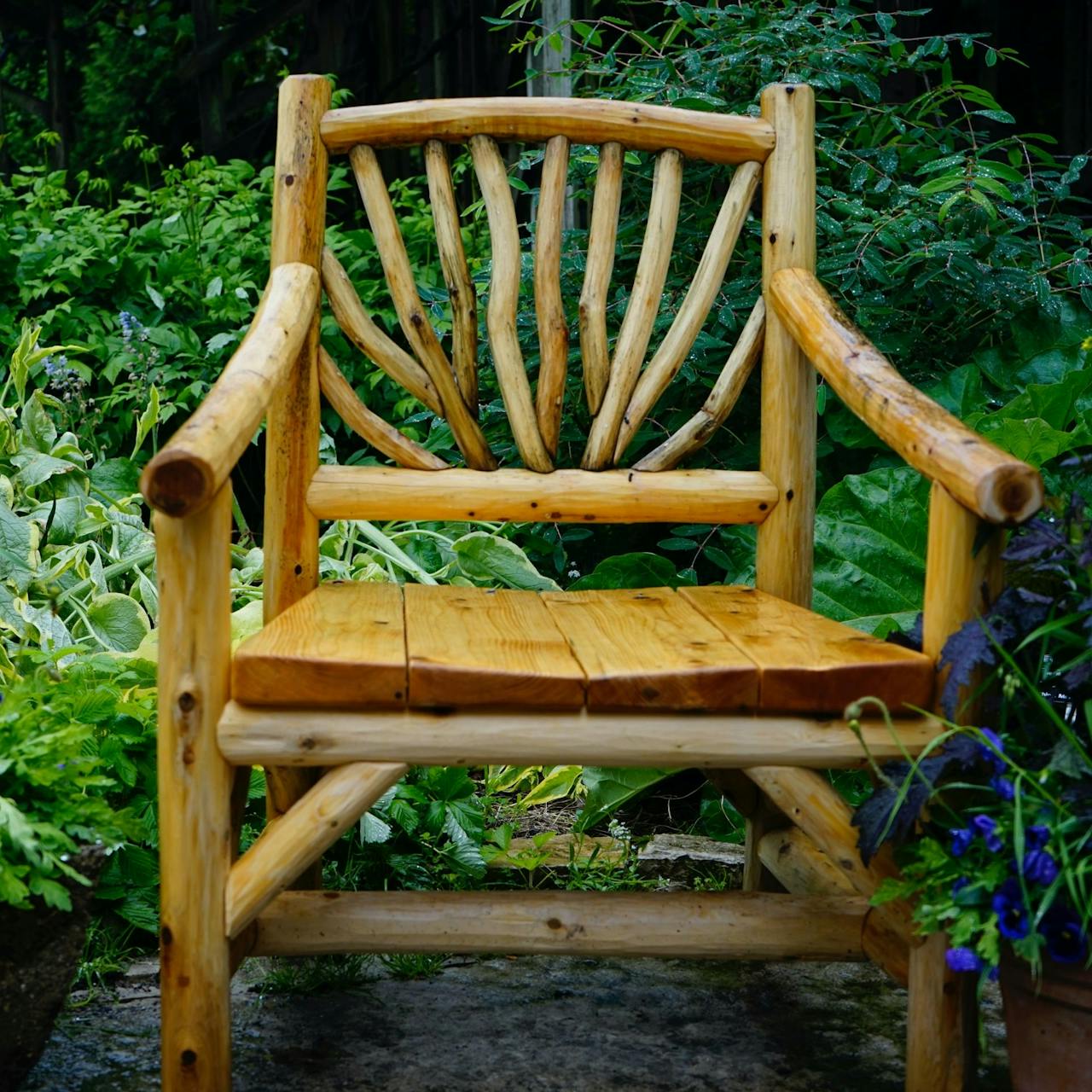 Vor allem Holz-Gartenmöbel brauchen gute Pflege