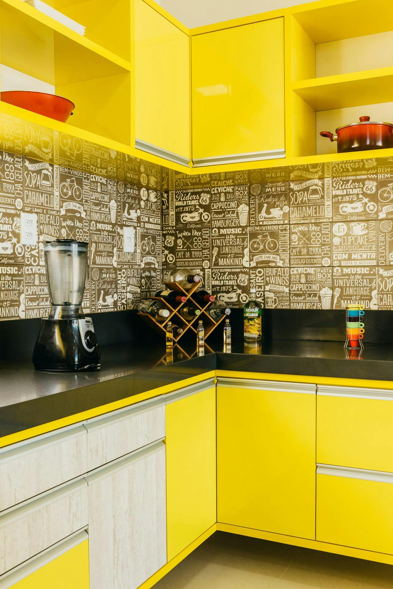 Gelbe Küchenecke mit Art-Fliesen